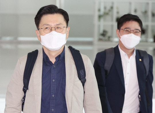 미국 국제전략문제연구소(CSIS) 초청으로 미국 방문에 오른 황교안 전 국무총리(왼쪽)가 5일 오전 인천국제공항 제2터미널 출국장으로 이동하고 있다. 국민의힘 전신인 자유한국당·미래통합당 대표를 지낸 황 전 총리의 방미 길에는 탈북민 출신 국민의힘 지성호 의원(오른쪽)과 정원석 비상대책위원이 함께 한다. <연합뉴스>